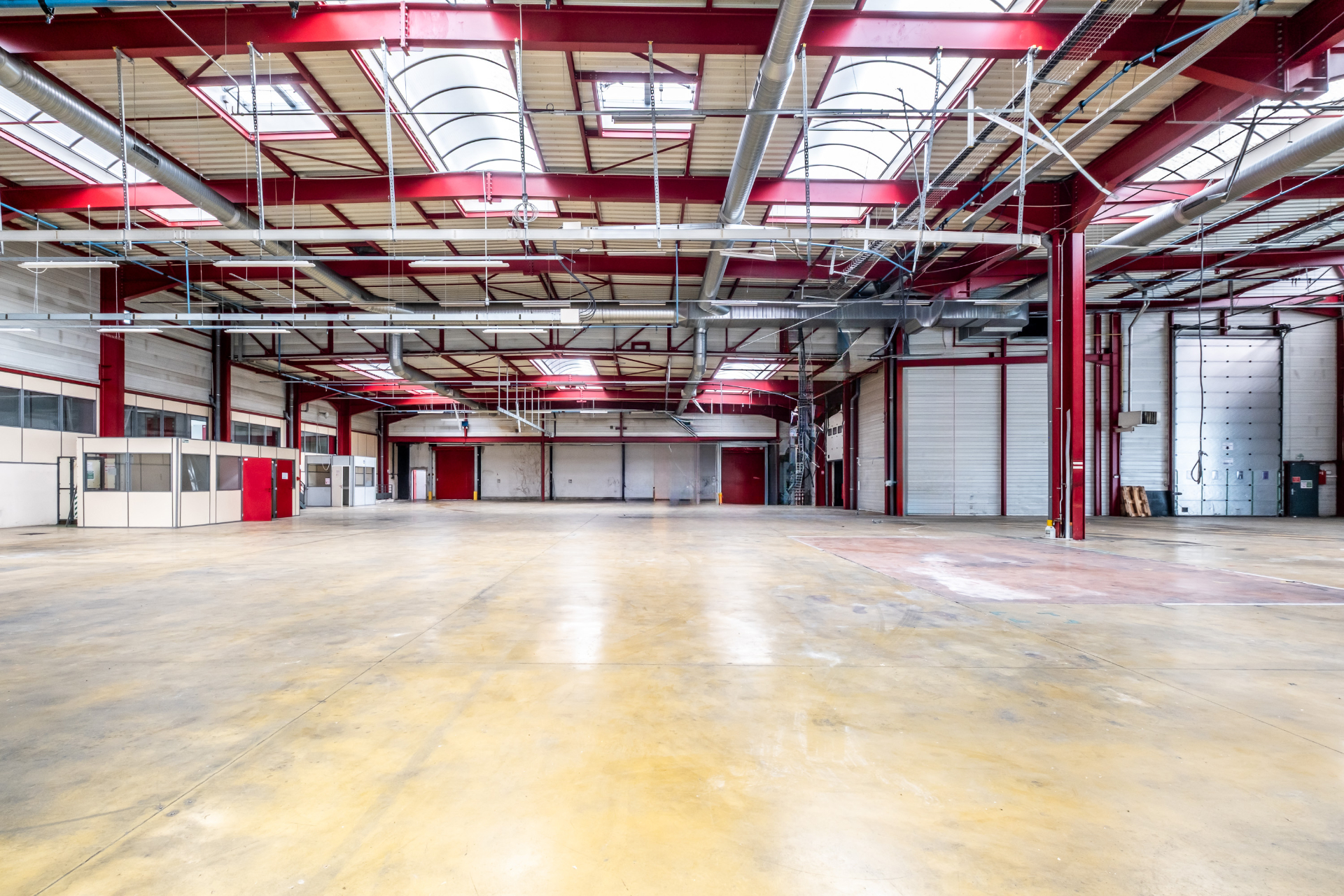 Volume intérieur du lot 2 et 3 avec structure métallique rouge.